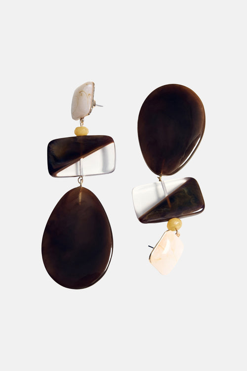 Boucles d'oreilles multicolores par MANGO, avec formes géométriques contrastantes en résine marbrée et transparente.