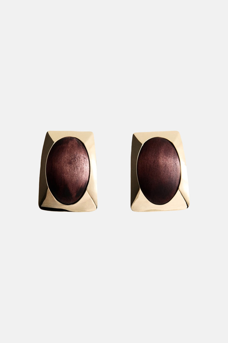 Boucles d'oreilles multicolores de MANGO, avec un motif rond en bois foncé et monture dorée.
