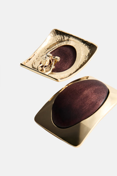 Boucles d'oreilles multicolores par MANGO, avec un design carré en or et un centre marron texturé.
