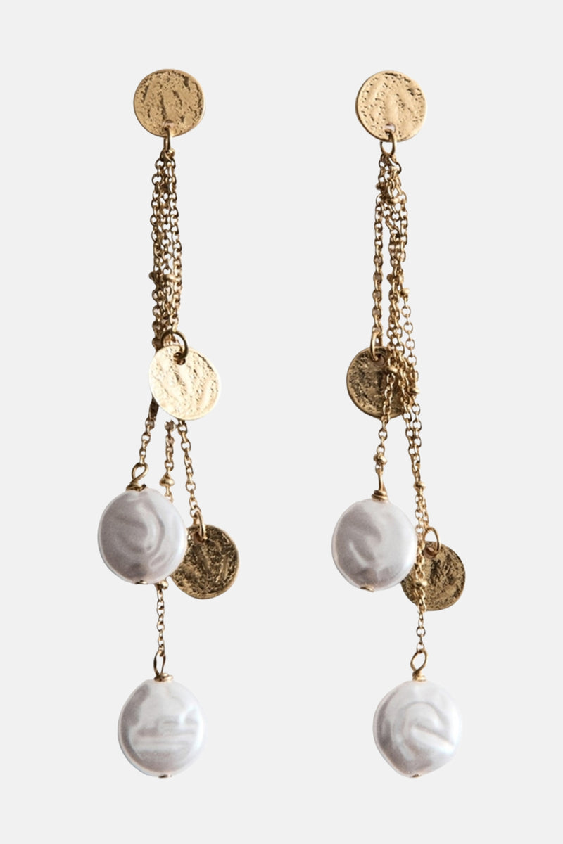 Boucles d'oreilles dorées by MANGO avec des perles blanches et des ornements en forme de pièce de monnaie.