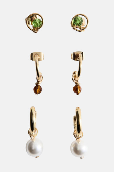 Boucles d'oreilles multicolores de MANGO, avec détails de perles et de pierres vertes et marron.