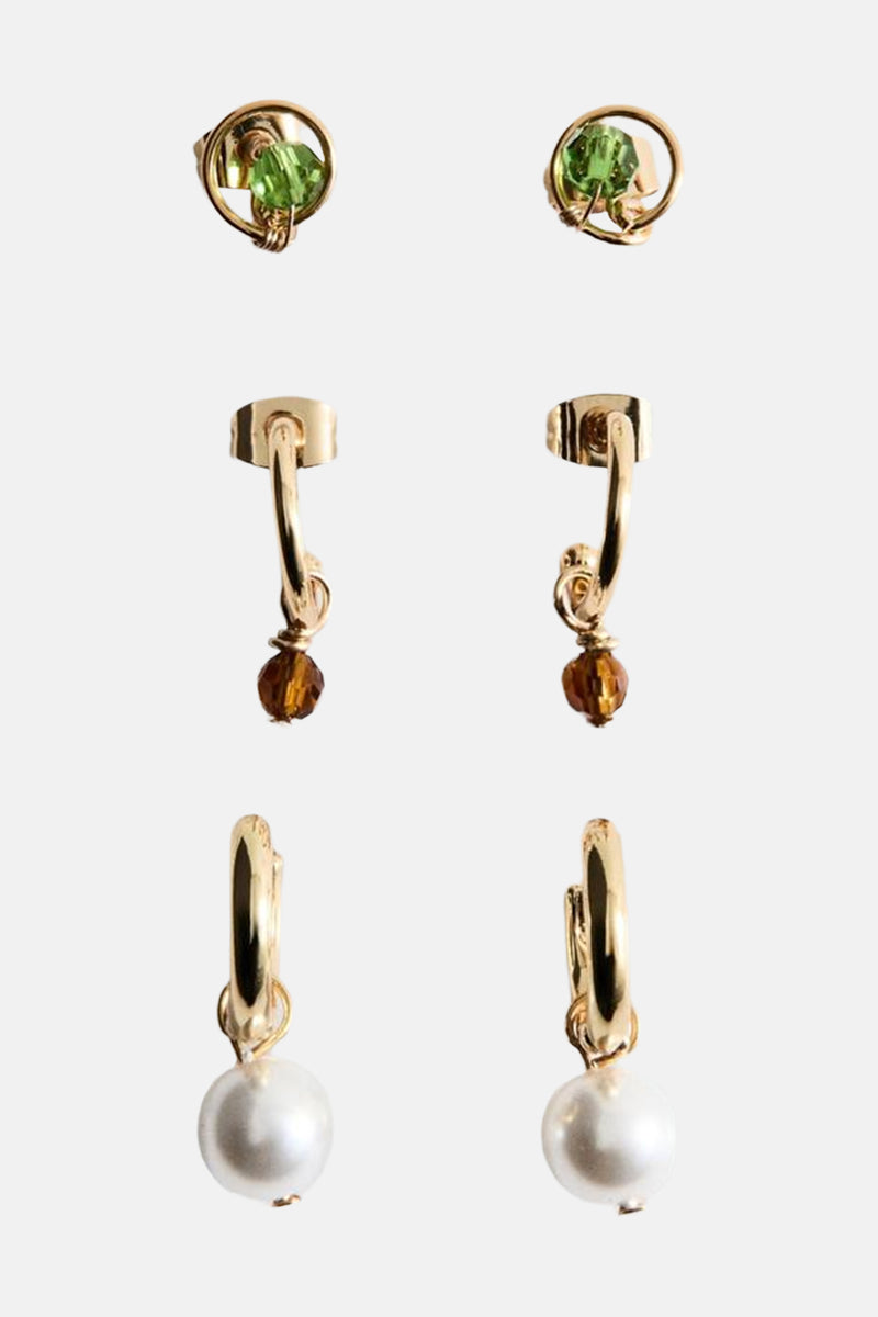 Boucles d'oreilles multicolores de MANGO, avec détails de perles et de pierres vertes et marron.