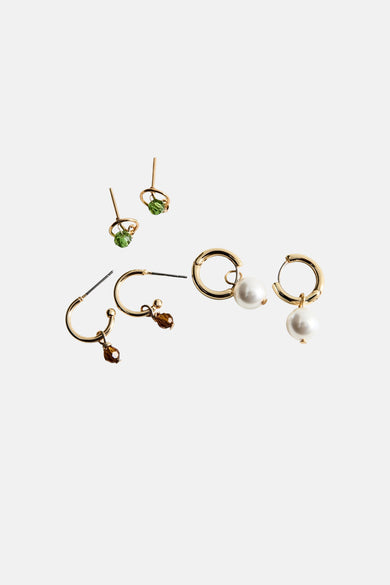 Boucles d'oreilles multicolores de MANGO, comprenant des perles, des boules vertes et des gouttes marron.