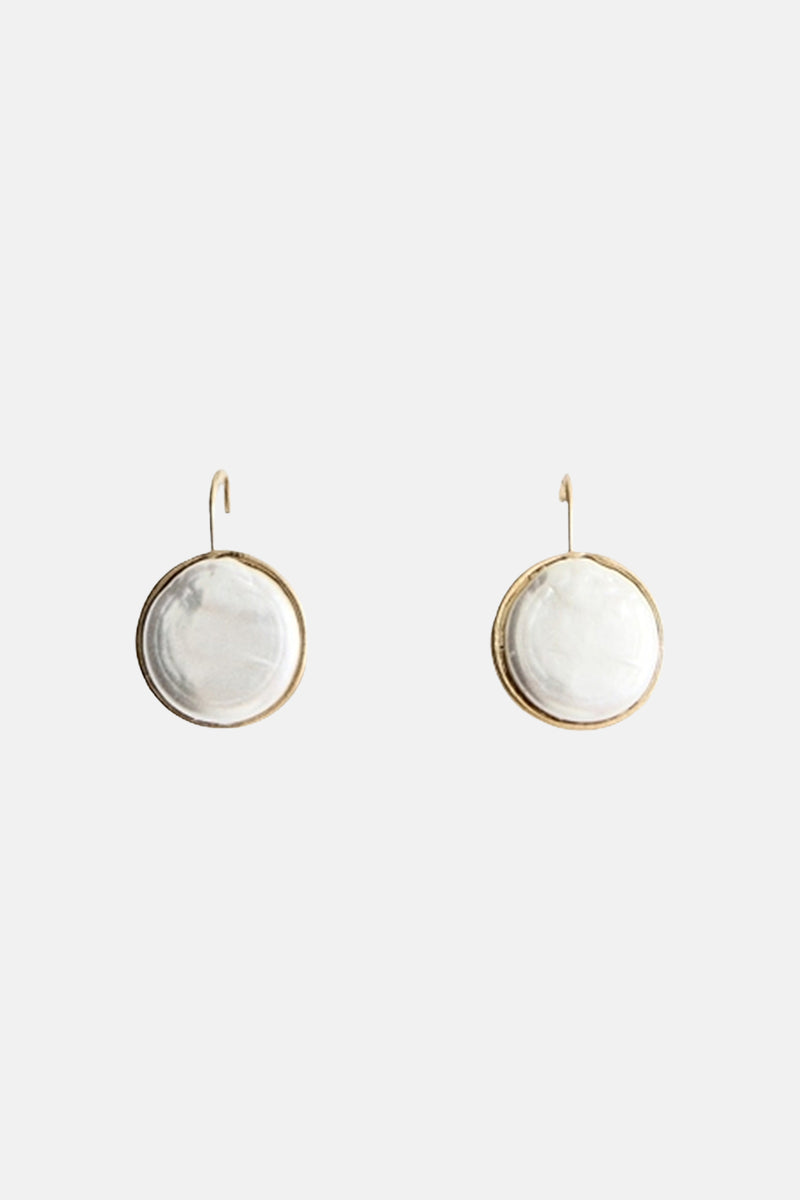 Boucles d'oreilles rondes dorées de MANGO, avec pastille blanche nacrée et fine tige en crochet.