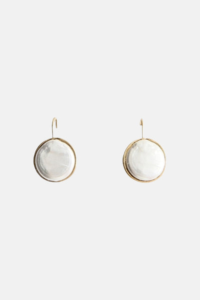 Boucles d'oreilles dorées de MANGO avec des disques nacrés circulaires suspendus aux crochets.