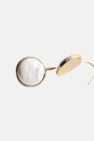 Boucles d'oreilles dorées de MANGO, avec une perle blanche ronde sur une monture dorée minimaliste.