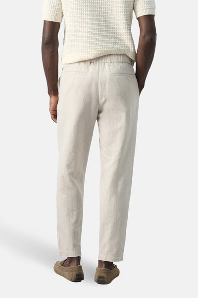 Ecru broek van MANGO, met elastische tailleband, achterzakken en een relaxte pasvorm.