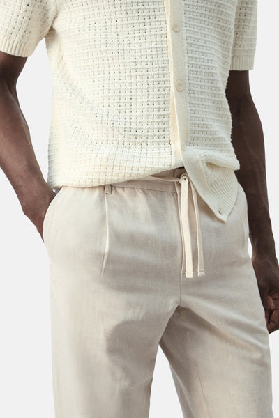 Ecru broek van MANGO, met trekkoord in de taille en een vouw aan de voorkant.