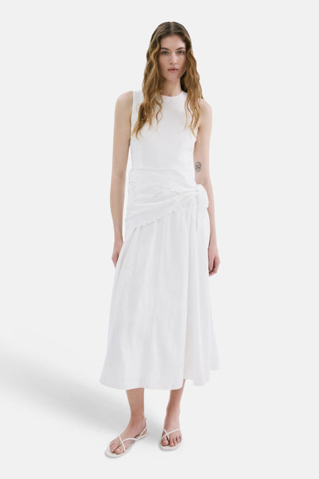 Robe écru midi de MANGO, sans manches, avec col rond et panneau brodé noué à la taille.