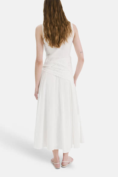 Robe écrue longue de MANGO, avec un empiècement brodé à la taille, vue de dos.