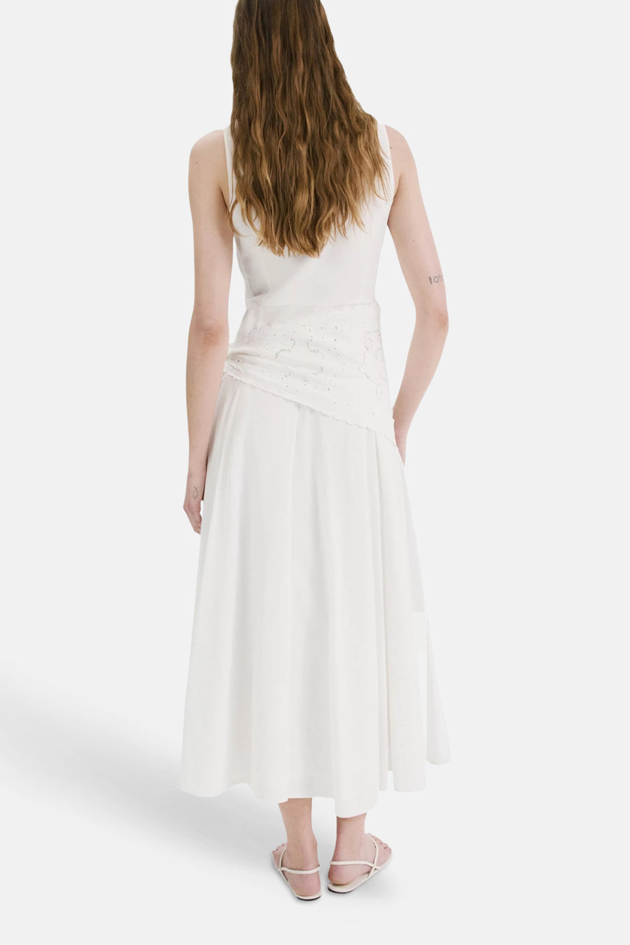 Robe écrue longue de MANGO, avec un empiècement brodé à la taille, vue de dos.