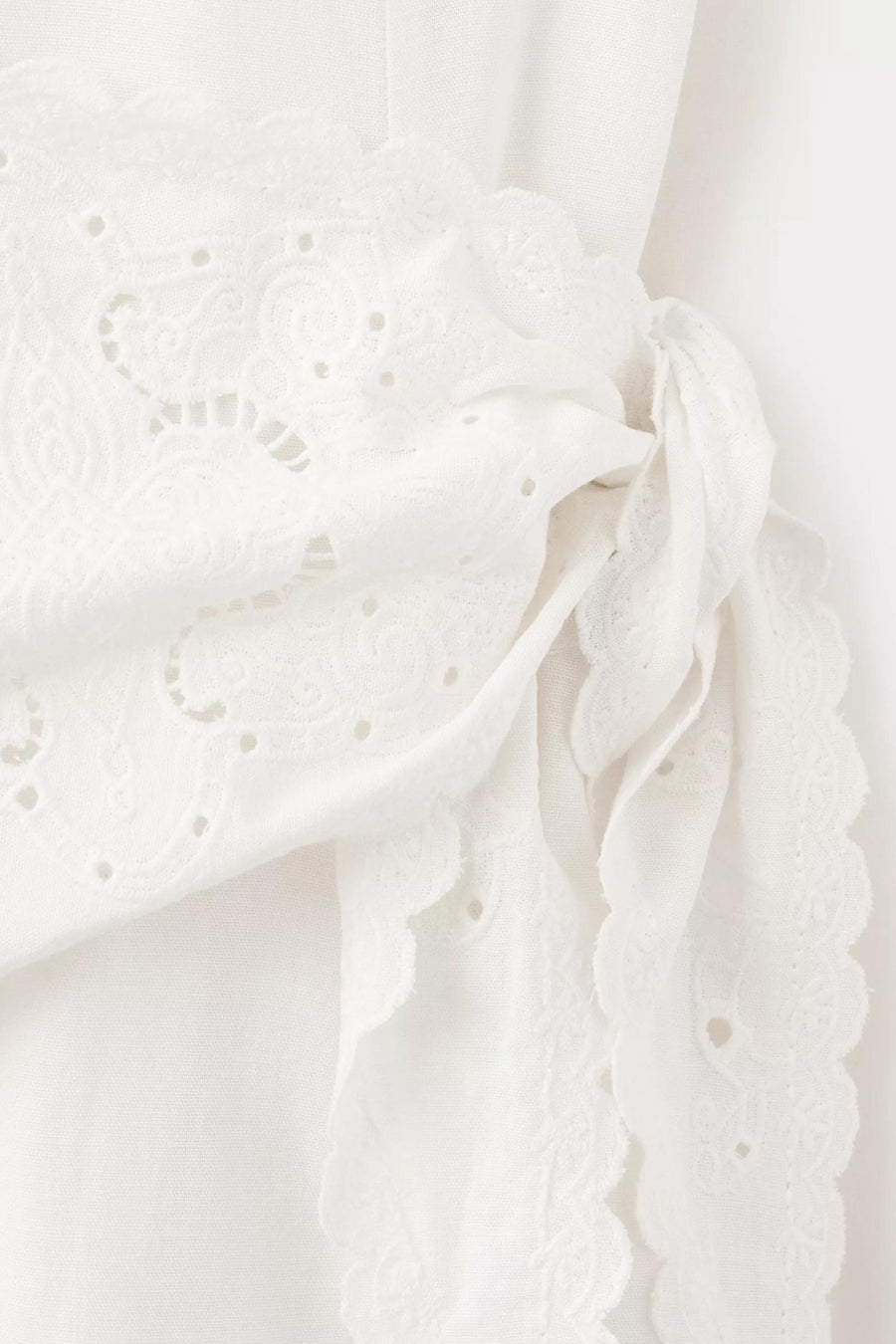 Ecru jurk van MANGO met broderie anglaise, bloemenmotieven en decoratieve strik.