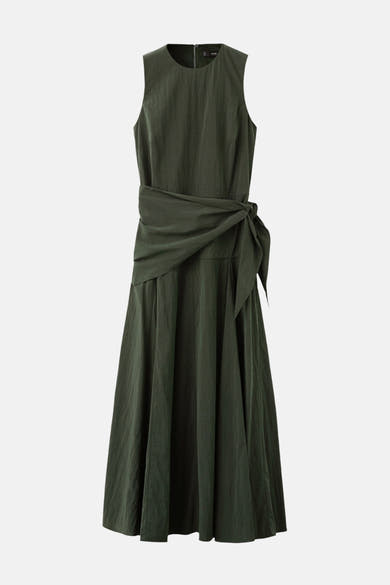 Robe kaki par MANGO, avec une ceinture nouée et une jupe évasée.