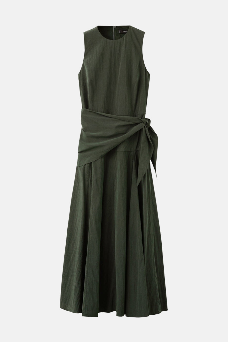 Robe kaki par MANGO, avec une ceinture nouée et une jupe évasée.