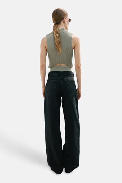 Jean droit en denim gris foncé de MANGO, ample et taille haute, vue de dos.