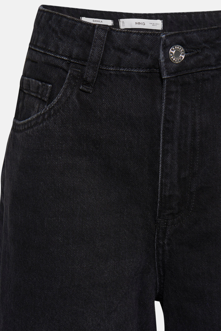 Jean droit gris foncé de MANGO, avec détail de poche avant et fermeture à bouton visible.