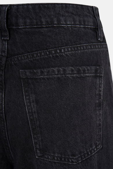 Jean droit en denim gris foncé de MANGO, détail de la poche arrière et de la ceinture.