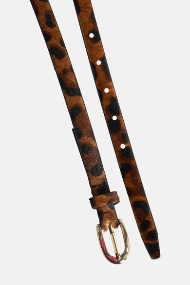 Ceinture en motif léopard, brun de MANGO, avec boucle dorée et passants en cuir.