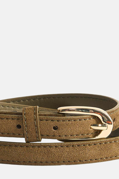 Kaki suède riem van MANGO, gouden gespdetail en zichtbare stiksels.
