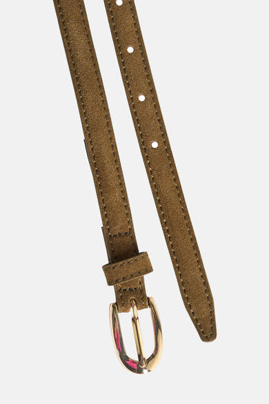 Ceinture kaki en suède par MANGO, avec boucle dorée et coutures apparentes.