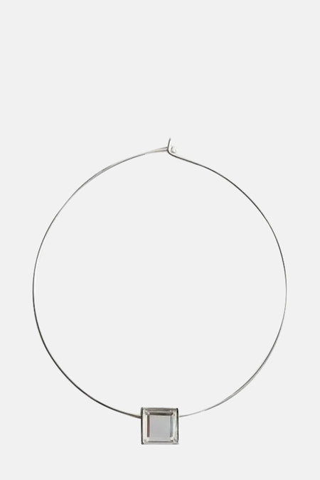 Collier courte argenté de MANGO avec pendentif rectangulaire en verre transparent.