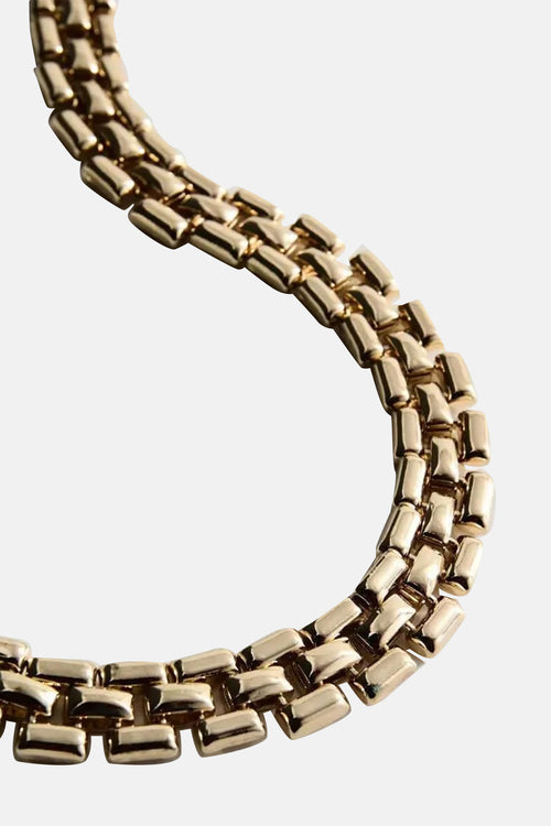 Collier court doré de MANGO, composé de maillons rectangulaires avec une surface lisse et brillante.