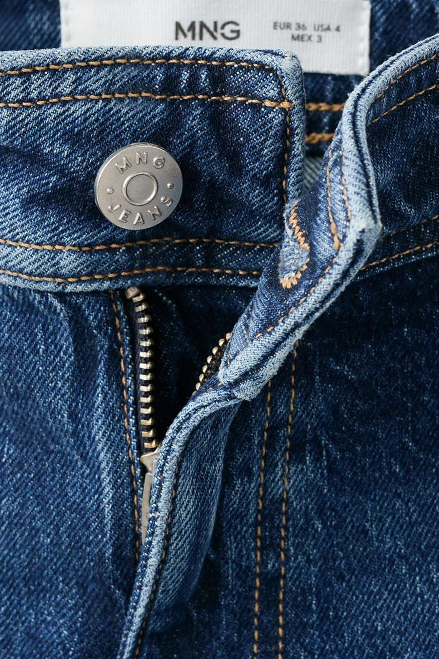 Wijde spijkerbroek in middieblauw denim van MANGO, met ritssluiting en zilverkleurige knoop.