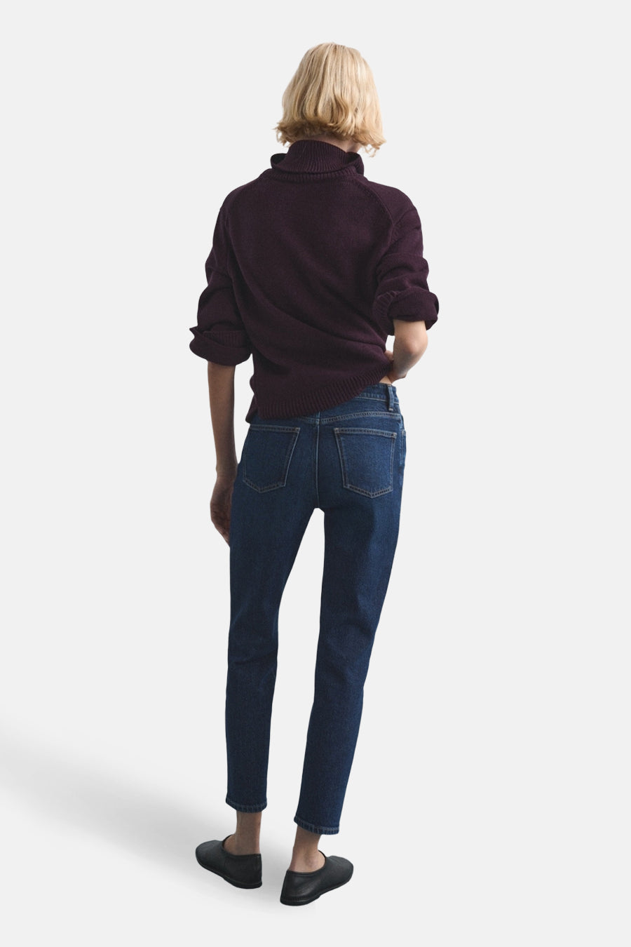 Jean Mom en denim bleu foncé par MANGO, porté avec un pull bordeaux, vue de dos.