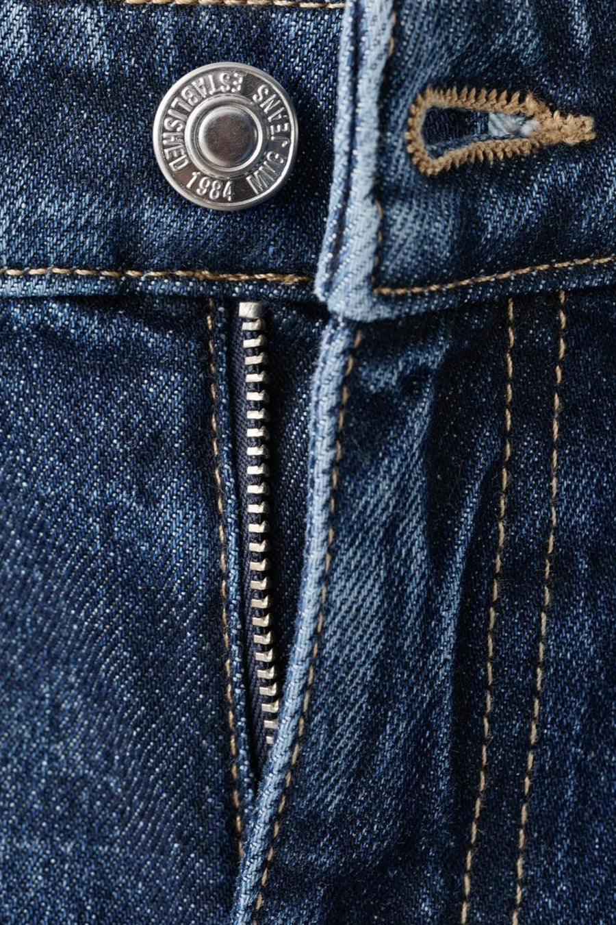 MANGO donkerblauwe denim 'mom' jeans met ritssluiting en zilveren knoop.