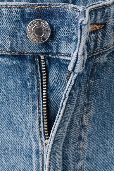MANGO moedersjeans in middinblauw denim, met ritssluiting en zilveren knoop.