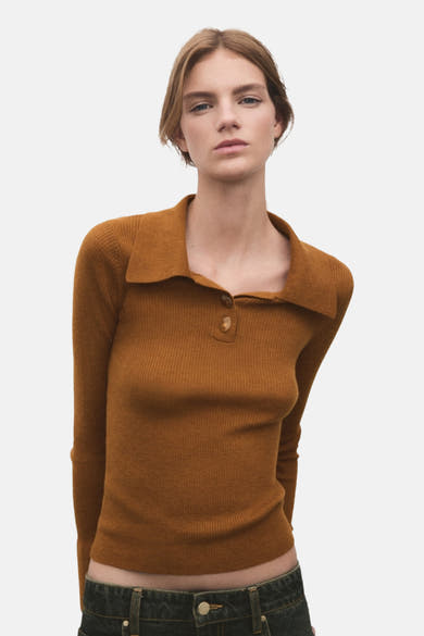 Pull à col rond brun de MANGO, côtelé, avec un col polo et deux boutons.