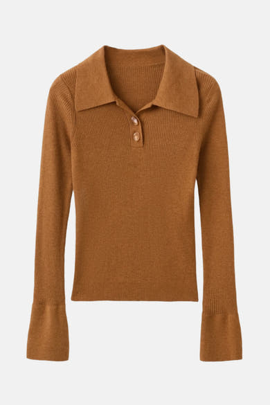 Pull marron à col rond par MANGO, en maille côtelée avec une patte de boutonnage à deux boutons.
