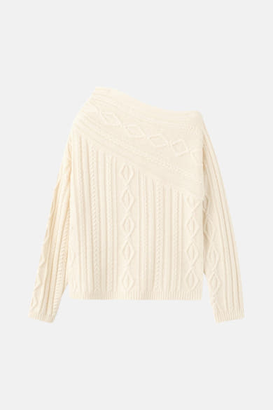 Pull à col rond écru de MANGO, avec motifs torsadés et coupe asymétrique sur fond uni.
