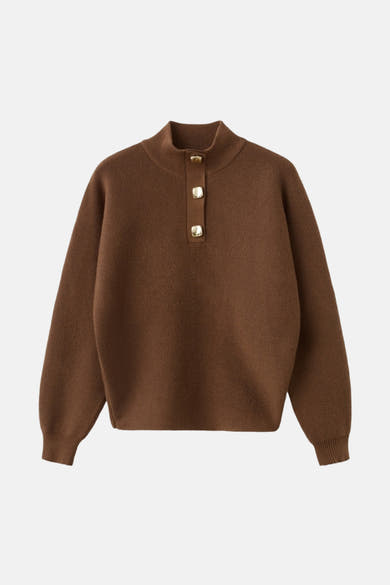 Pull à col roulé brun de MANGO avec boutons décoratifs dorés sur le devant.