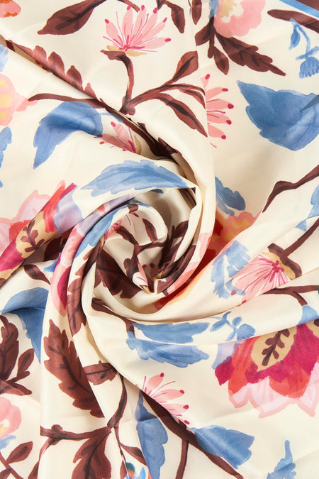 Foulard multicolore de MANGO avec motif floral et texture soyeuse, enroulé sur lui-même.