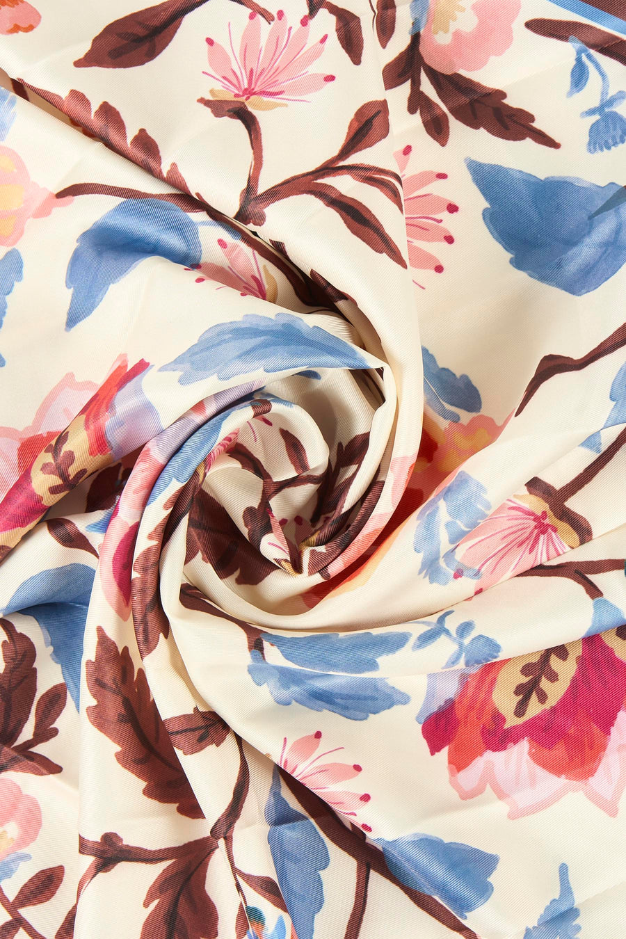 Multikleuren sjaal van MANGO met bloemenprint en zijdeachtige textuur, opgerold.