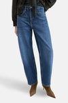 Middelblauwe BET jeans van MANGO, gedragen met een zwart leren jasje en bruine enkellaarsjes.