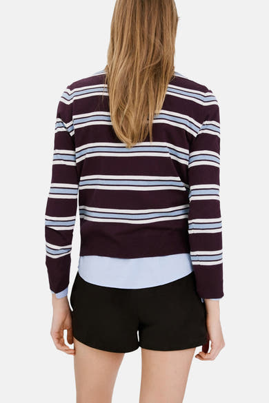 Pull col rond multicolore de MANGO, à rayures horizontales bordeaux, bleu clair et blanc, porté avec un short noir uni.