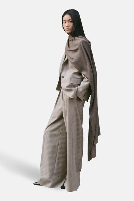 Pantalon de costume brun rayé par MANGO, coupe ample avec une veste assortie et une étole drapée.