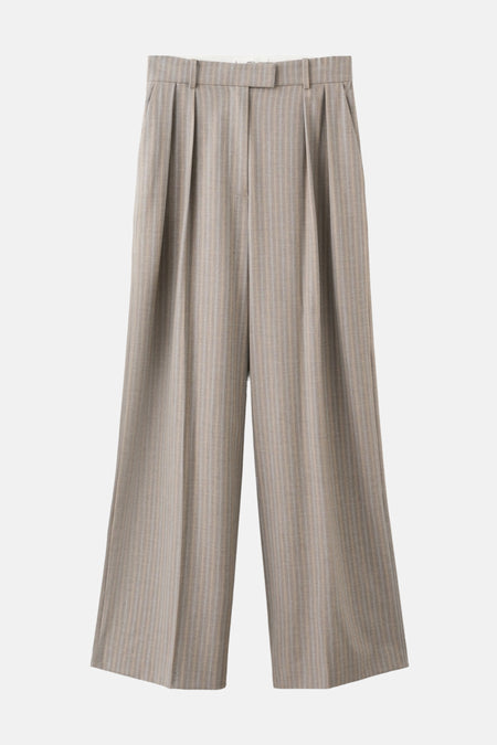 Pantalon de costume brun par MANGO, à rayures verticales beiges et blanches, coupe large avec des plis.