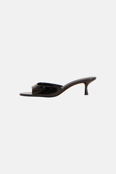 Zwarte lakleren sandalen van MANGO, met een dunne hak en zijaanzicht.