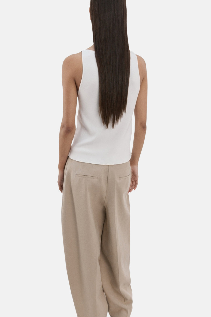 Top écru sans manches de MANGO, porté avec un pantalon ample beige, vue de dos.