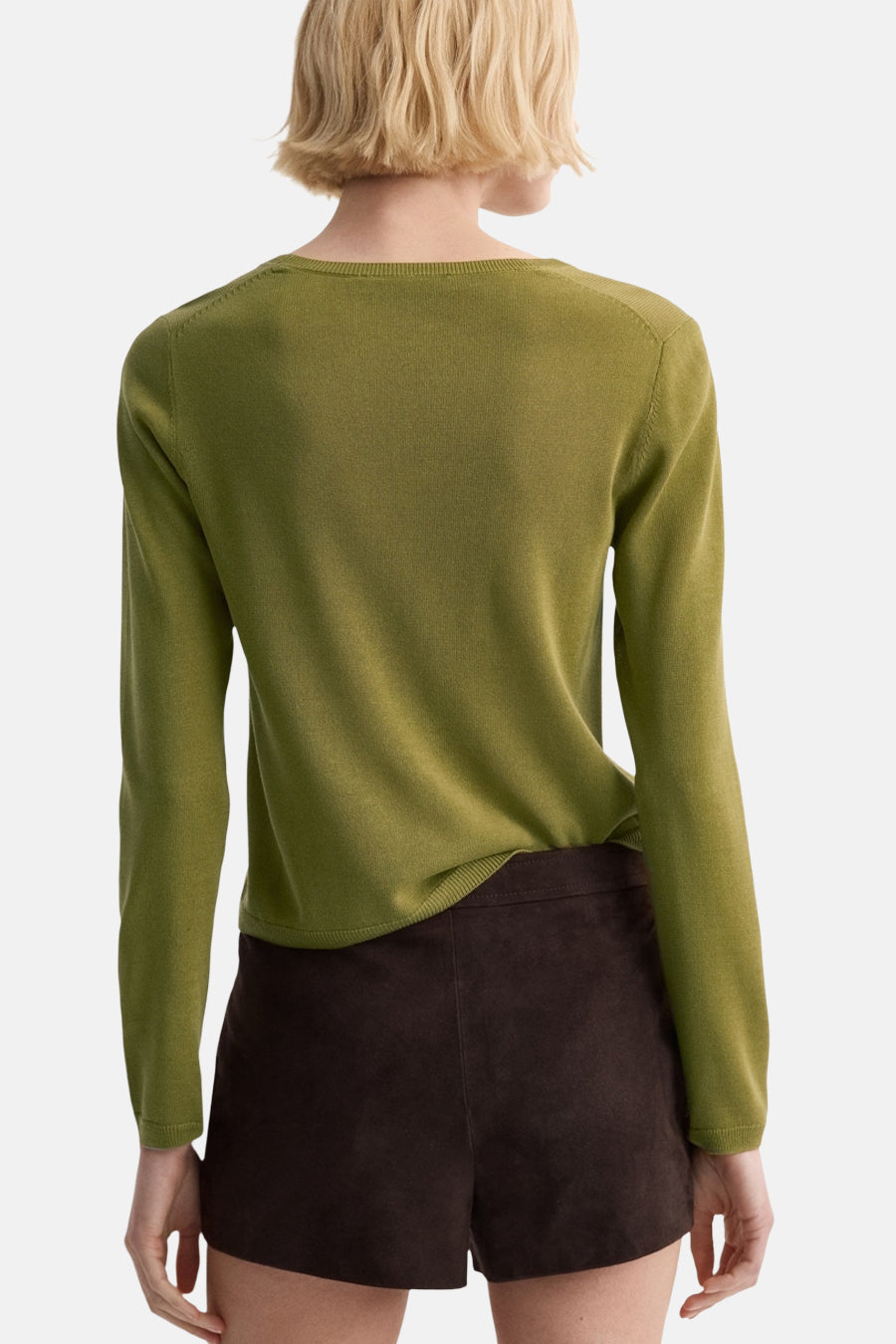 Pull kaki de MANGO, coupe classique à manches longues, porté avec un short marron en daim, vue de dos.