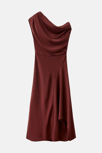 Bordeauxrode jurk van MANGO, asymmetrische snit met elegante draperie bij de halslijn.