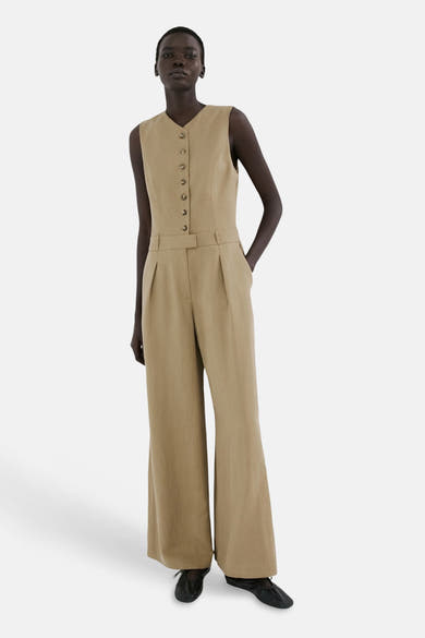 Kaki overall van MANGO, met een rij knopen aan de voorkant en een bijpassende riem.
