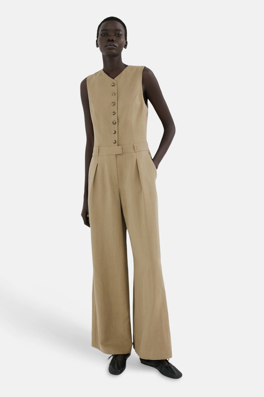 Kaki overall van MANGO, met een rij knopen aan de voorkant en een bijpassende riem.