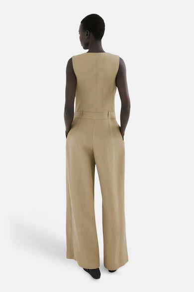 Combinaison kaki de MANGO, avec une coupe large et des poches latérales, vue de dos.
