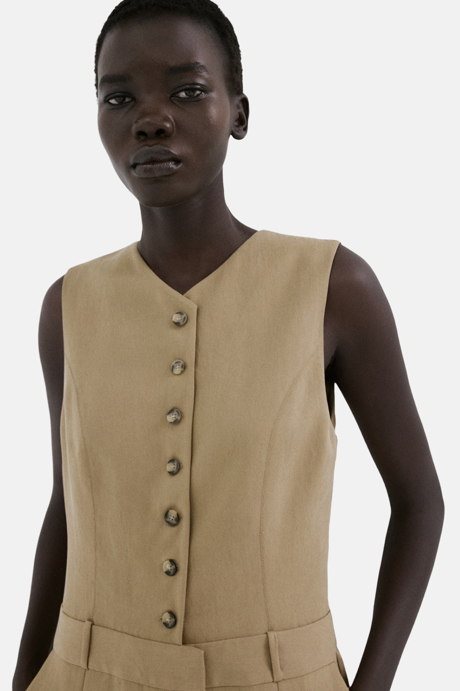 Combinaison kaki de MANGO, avec une rangée de boutons sur le devant et une ceinture assortie.
