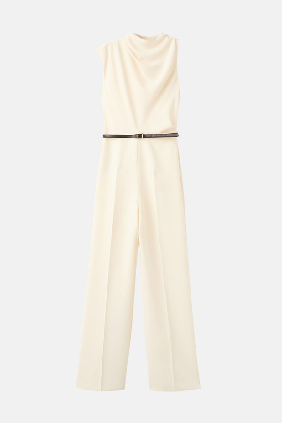 Ecru jumpsuit van MANGO met gedrapeerde kraag, bruine riem en wijde pijpen.