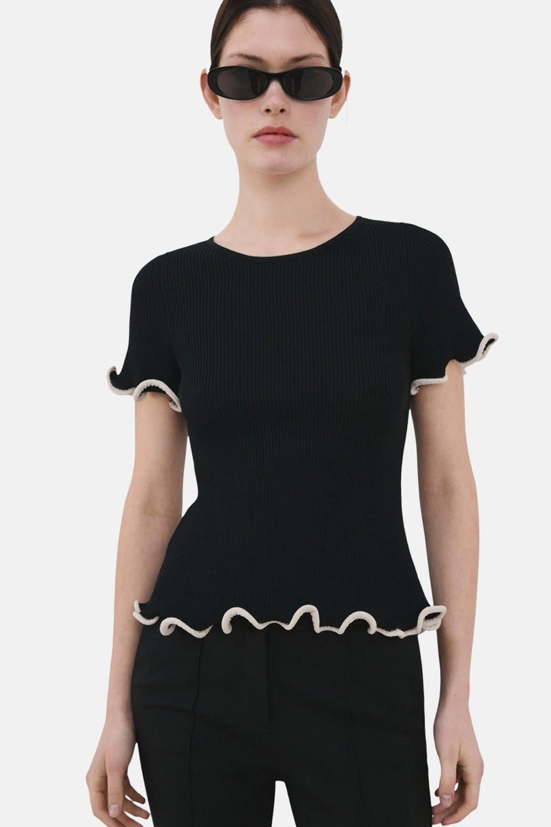 Pull noir à col rond par MANGO avec détails ondulés contrastants aux manches et à l'ourlet.